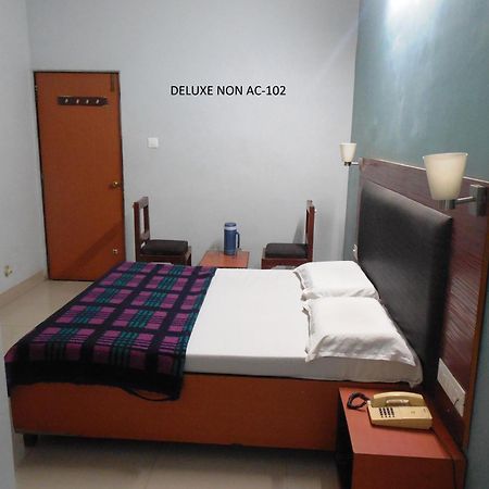 Hotel Silver Springs Ahmedabad Zimmer foto