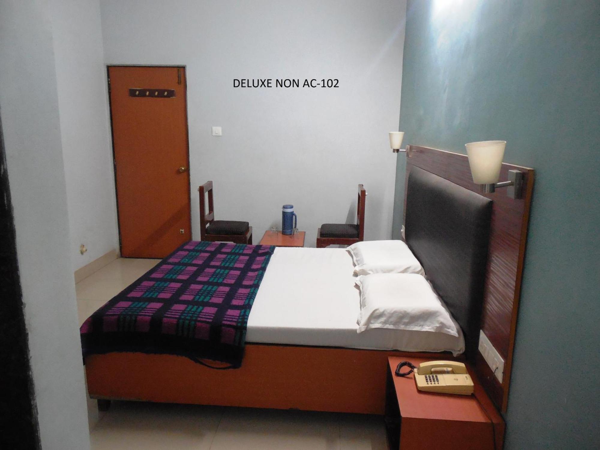 Hotel Silver Springs Ahmedabad Zimmer foto